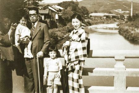 右から在りし日の母、姉、父と、抱っこされた2歳の浜木綿子さん（本人提供）