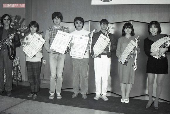 ジューシィ・フルーツのメンバーらと授賞式に並ぶ河合奈保子（右から2番目）