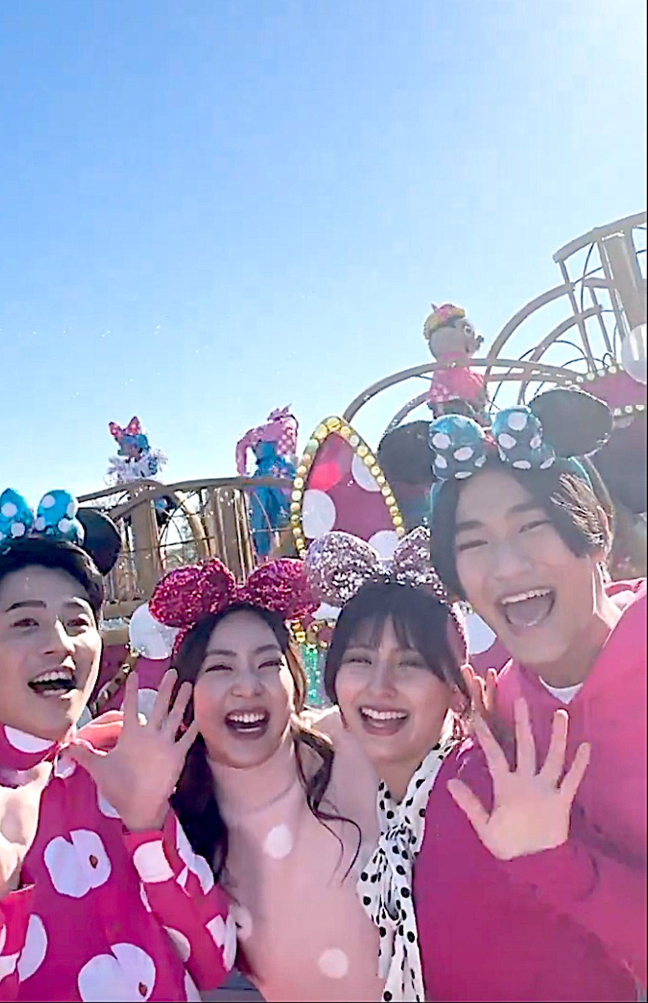 物議を醸しているカチューシャをつけてパレードを楽しむ動画（東京ディズニーリゾート公式Xより）