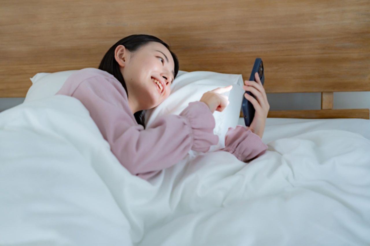 SNSによる絶え間ない刺激が、結果として精神的ダメージや睡眠の質が低下するなどの不調として表れる　※写真はイメージです