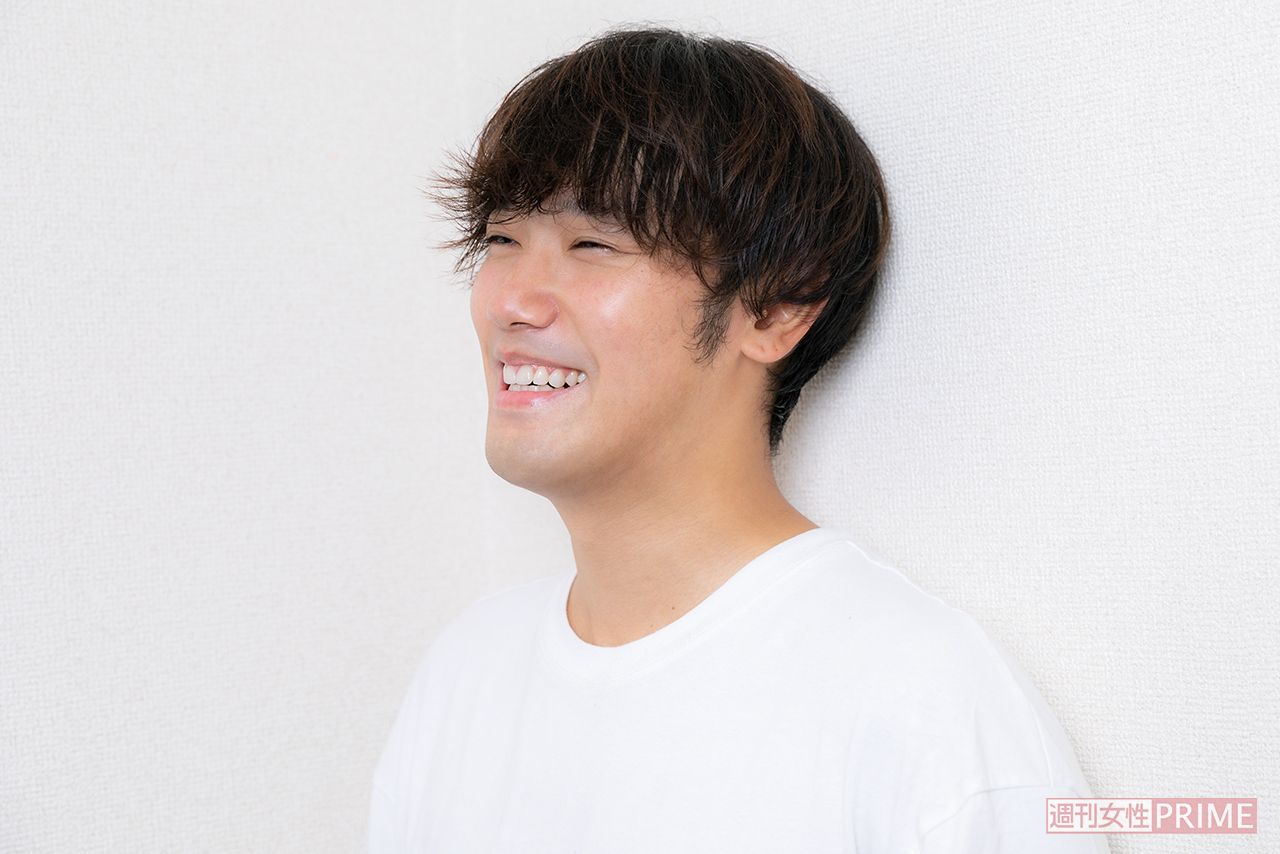 インタビュー中に笑顔を見せた赤西礼保