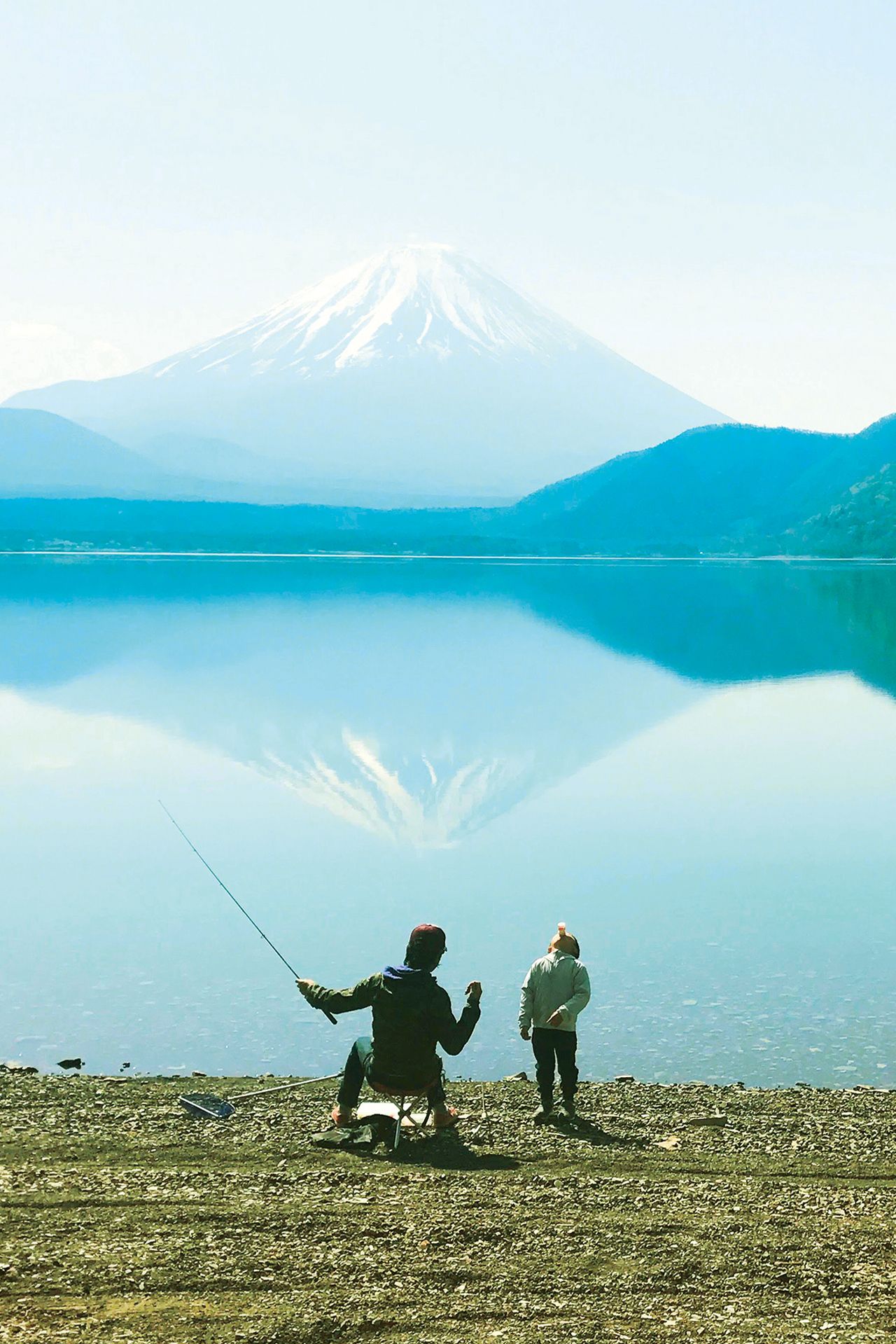 とーちゃんと釣りに行ったとき、逆さ富士を見ながら逆さでジュースを飲むコタくん　撮影／カワムラヒサコ