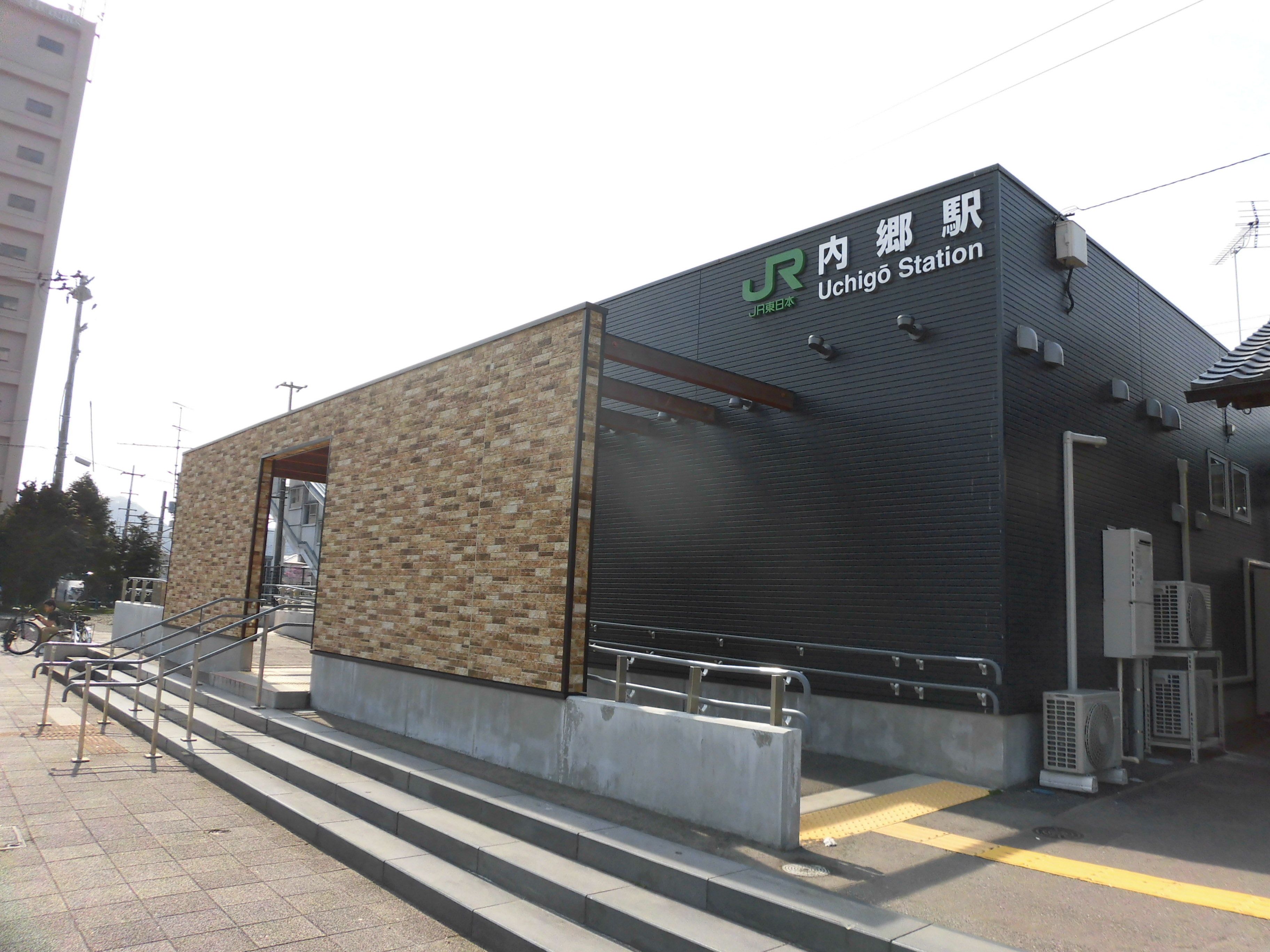 いわき市内の最寄りのJR駅から徒歩15分ほどの実家で育った。周囲は山に囲まれ、店もまばら