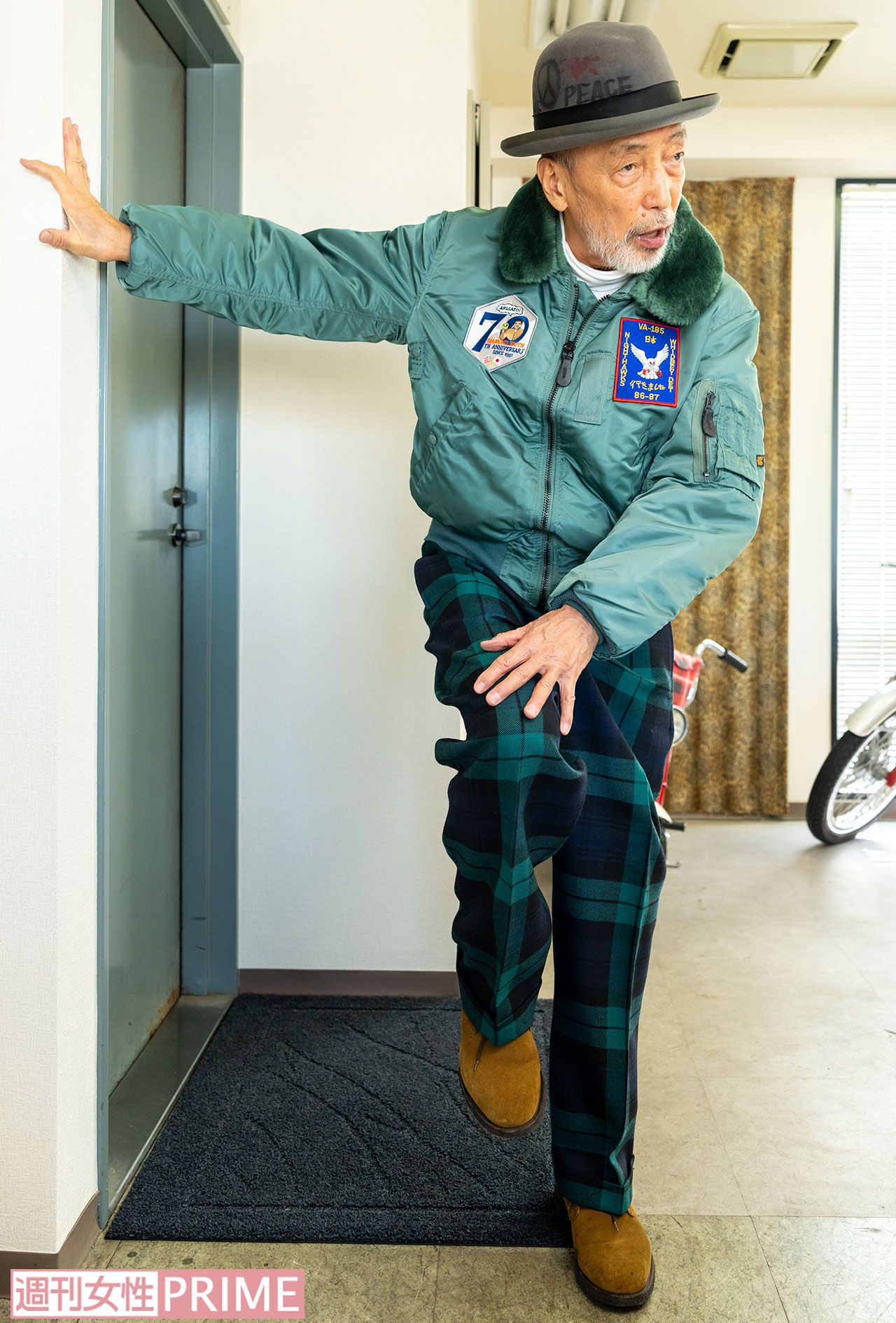 2024年11月、股関節の血流をよくする体操を続けているというテリー伊藤（撮影／佐藤靖彦）