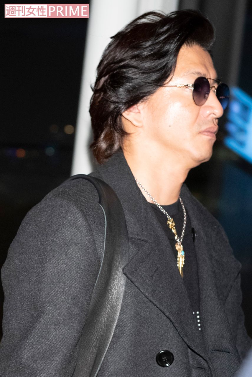 深夜帰国の木村拓哉。夜遅くの帰国で疲れかと思いきや、空港ファッションには妥協ナシ（'18年）