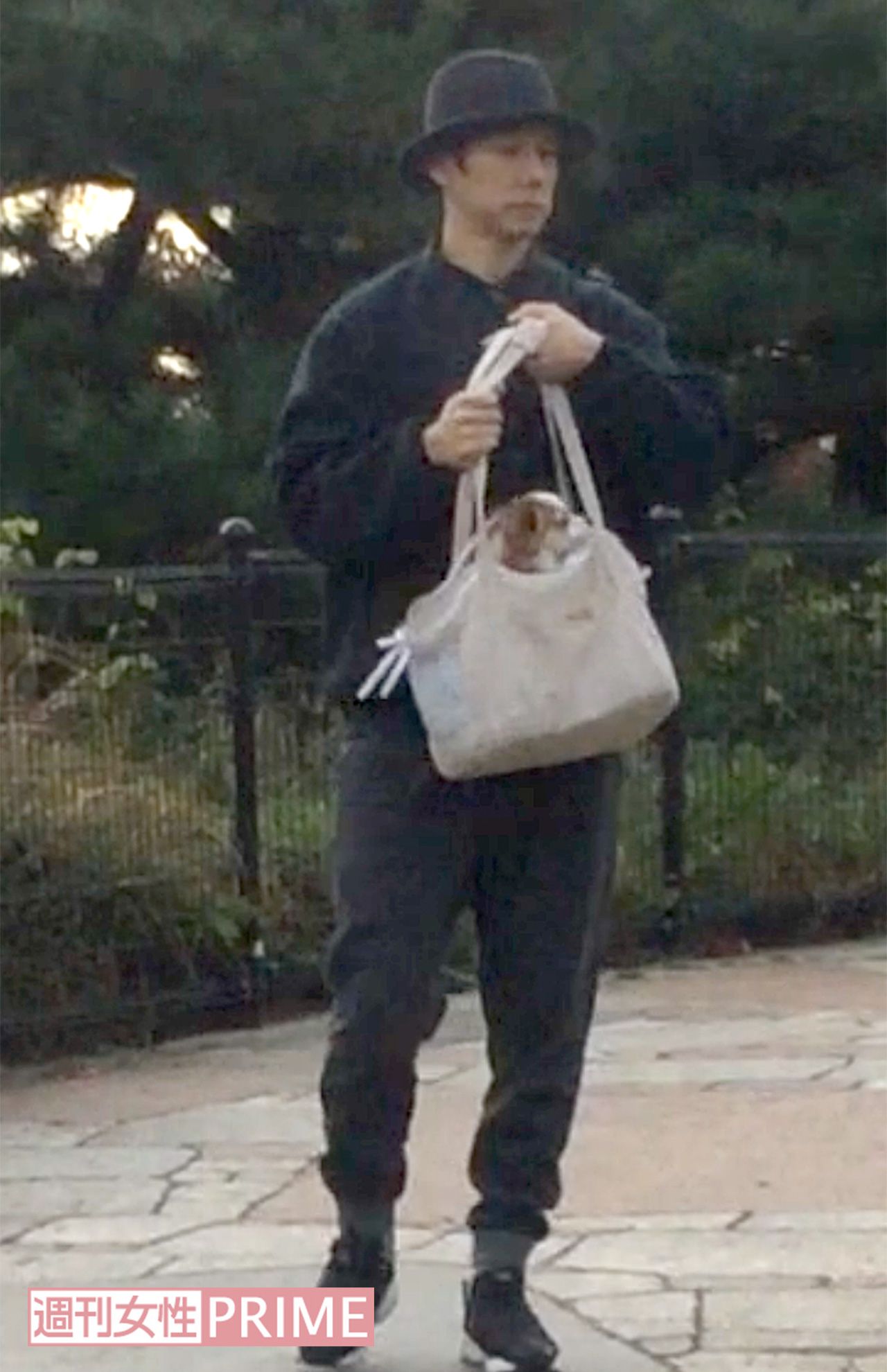 西島に気がつく人もいたが、家族の時間を楽しんだ。公園を出ると、そろって近くのカフェへ（'17年）