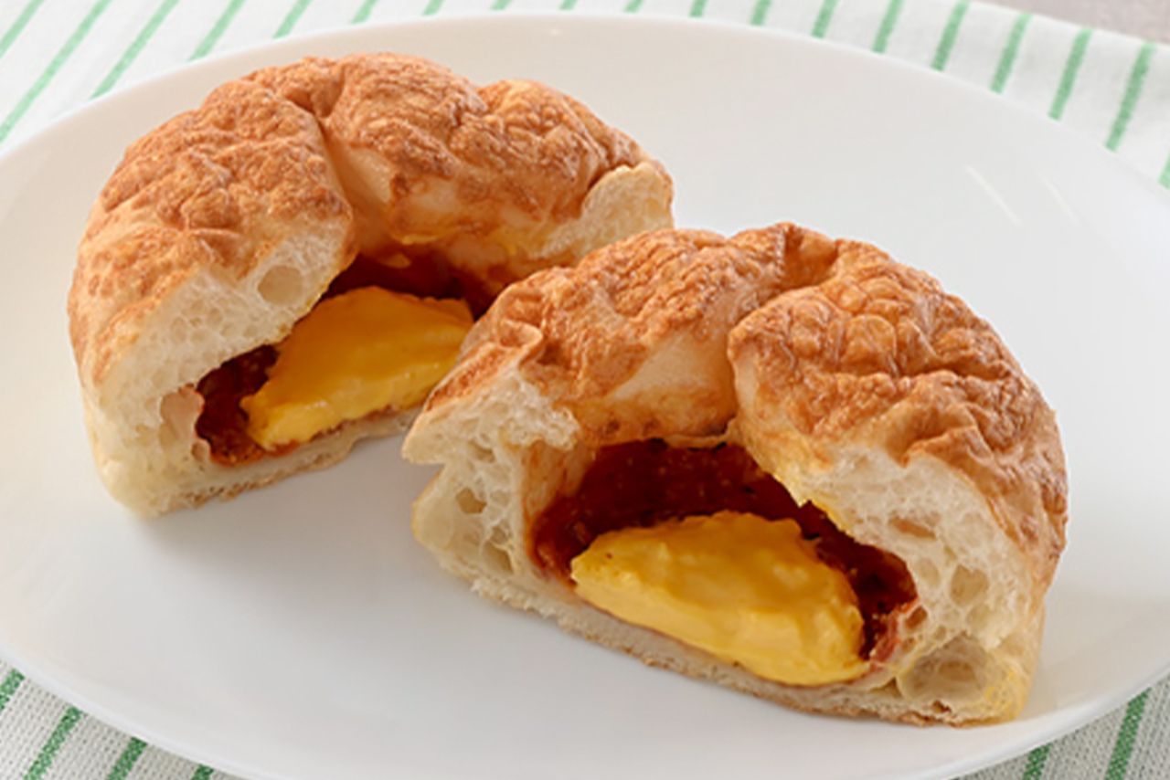 ファミリーマート「も～っちり食感ピザパン」184円（税込198円）＊公式サイトより