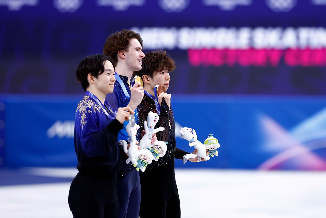 表彰式でメダルを手にする金のミハイル・シャイドロフと銀・鍵山、銅・佐藤　撮影／JMPA