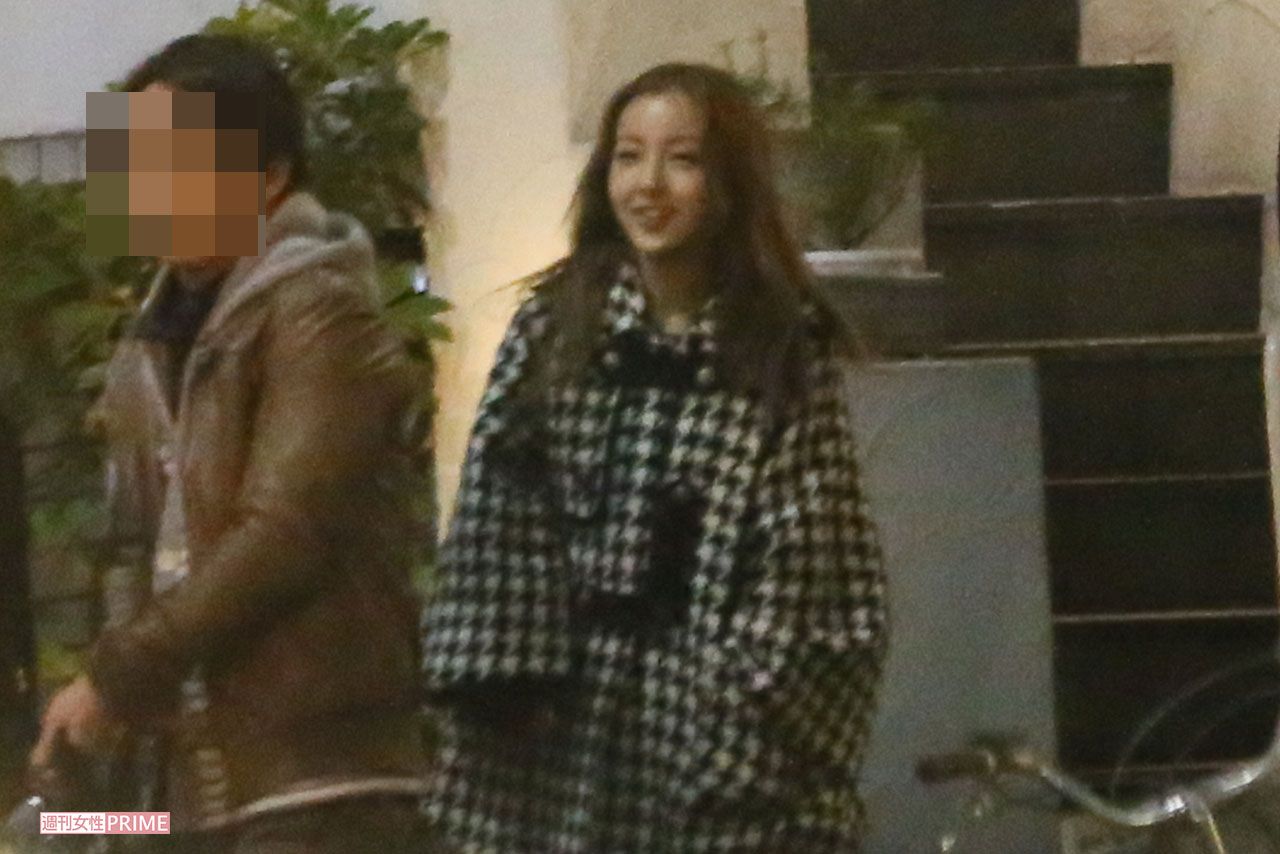 六本木で開催された志村けん誕生日会に参加する板野友美（2013年）