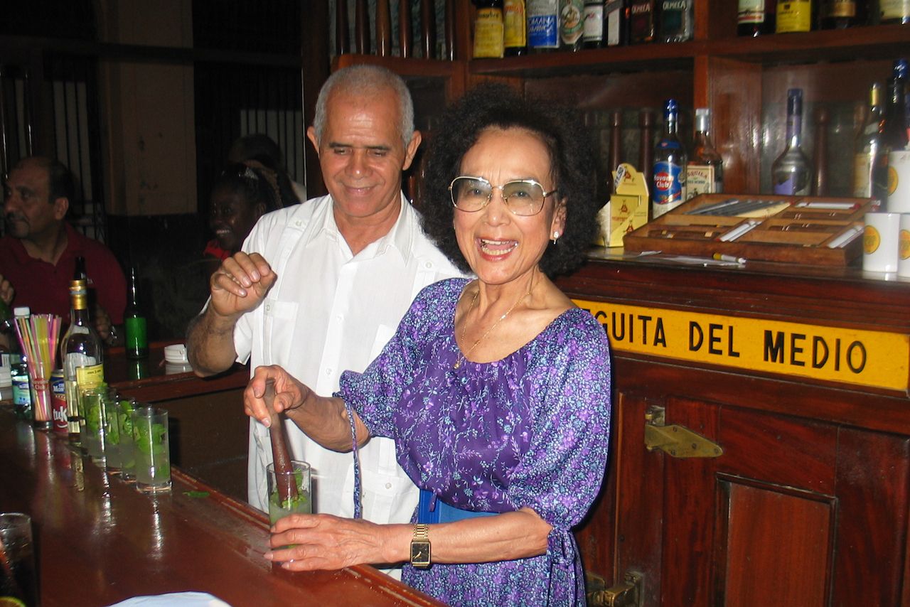 ハバナでは、ヘミングウェイが愛したバー、ラ・ボデギータ・デル・メディオでカウンターの中に招き入れられ、モヒートをつくった。2008年3月