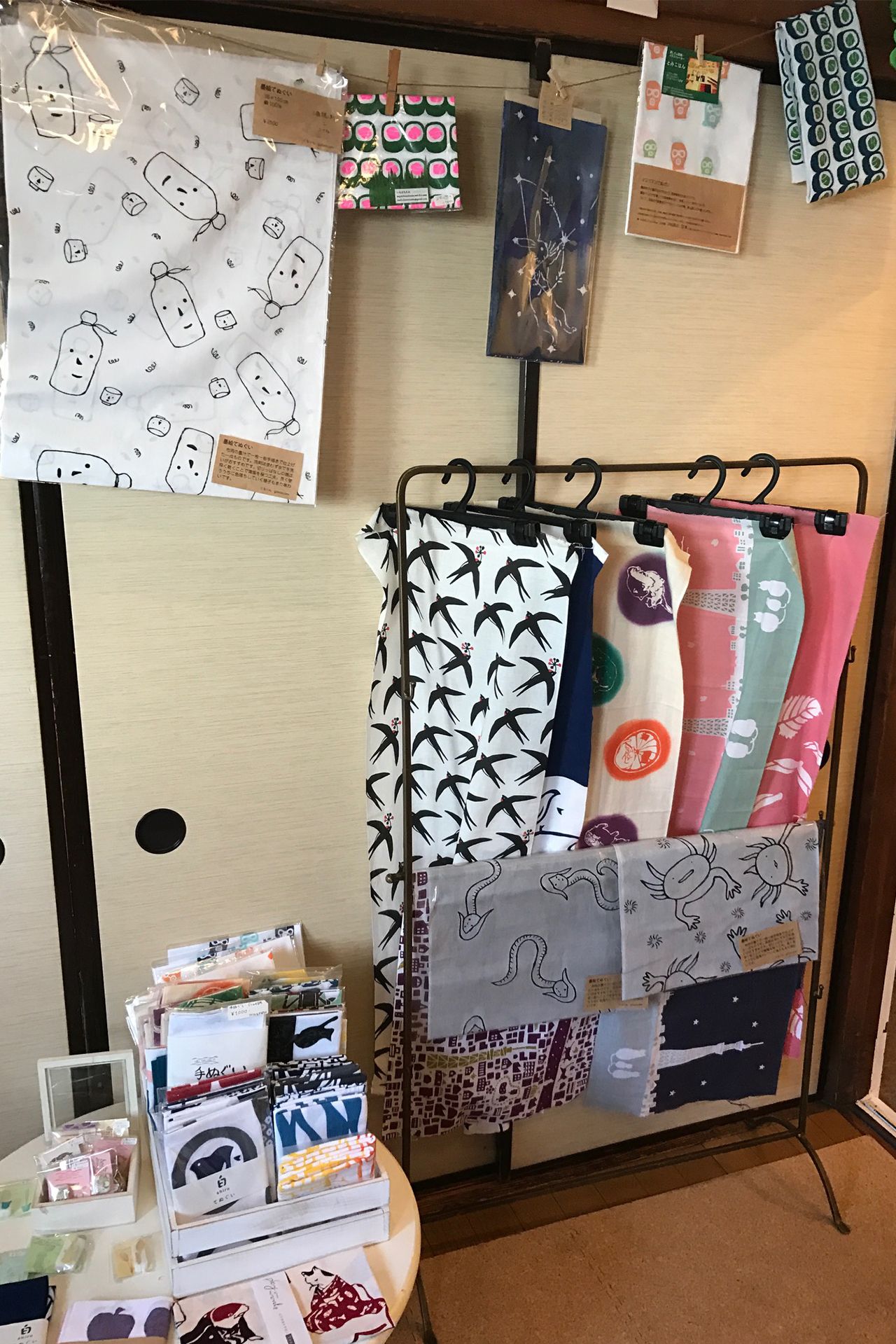 手ぬぐい、ブックカバーなどの雑貨も（甘夏書店）