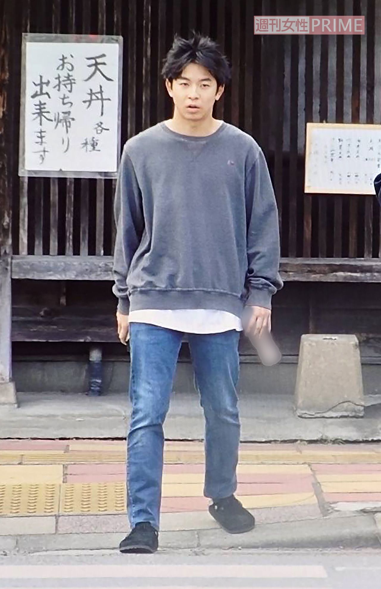 2024年11月、茨城県の商店街付近で撮影していた仲野太賀。ギターを演奏していたところが目撃された