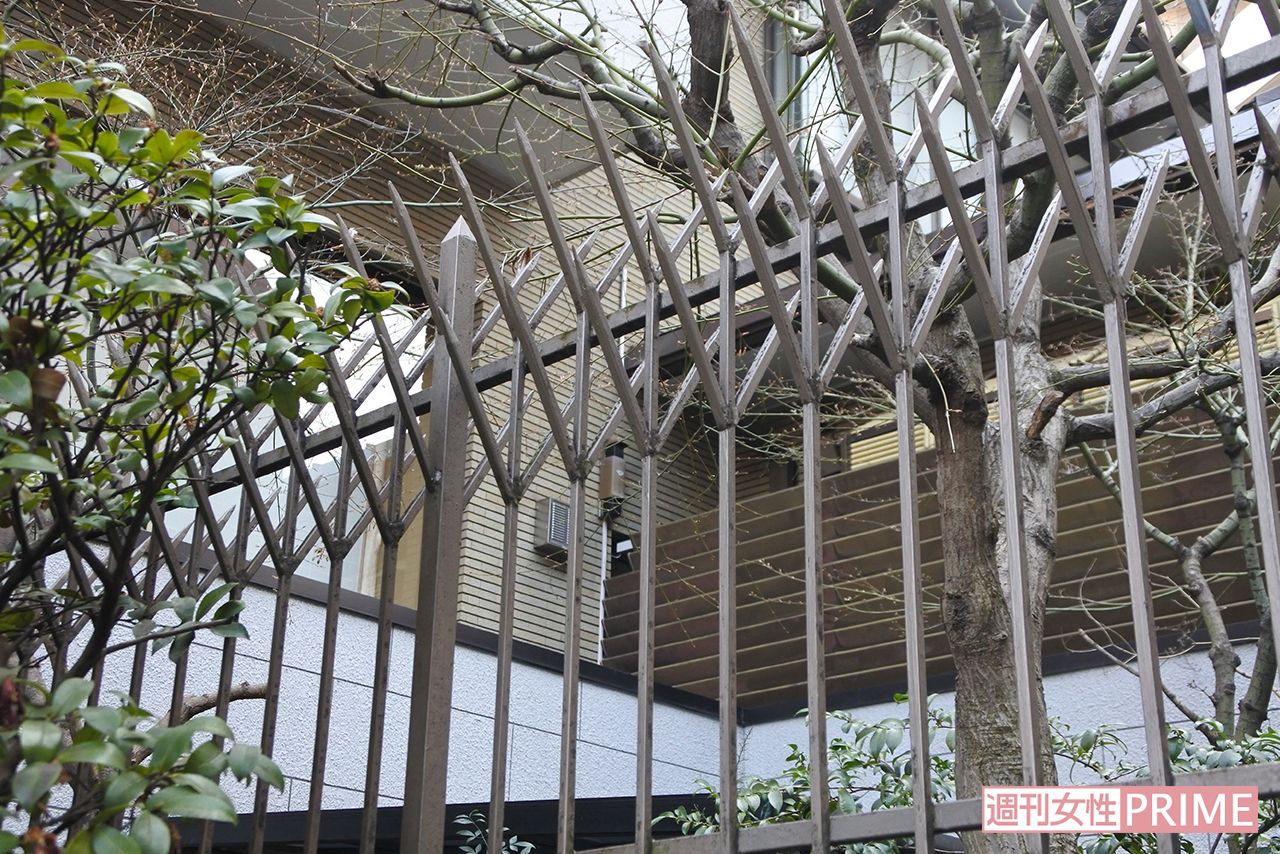 石原容疑者の自宅には何台もの防犯カメラと鉄柵で鉄壁のガードが。なんのためにそこまで？