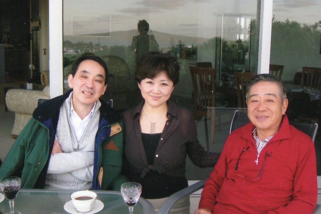 チカさんの亡くなった夫・秀明さん（写真左）は巨泉さんの早稲田大学俳句研究会の後輩だった