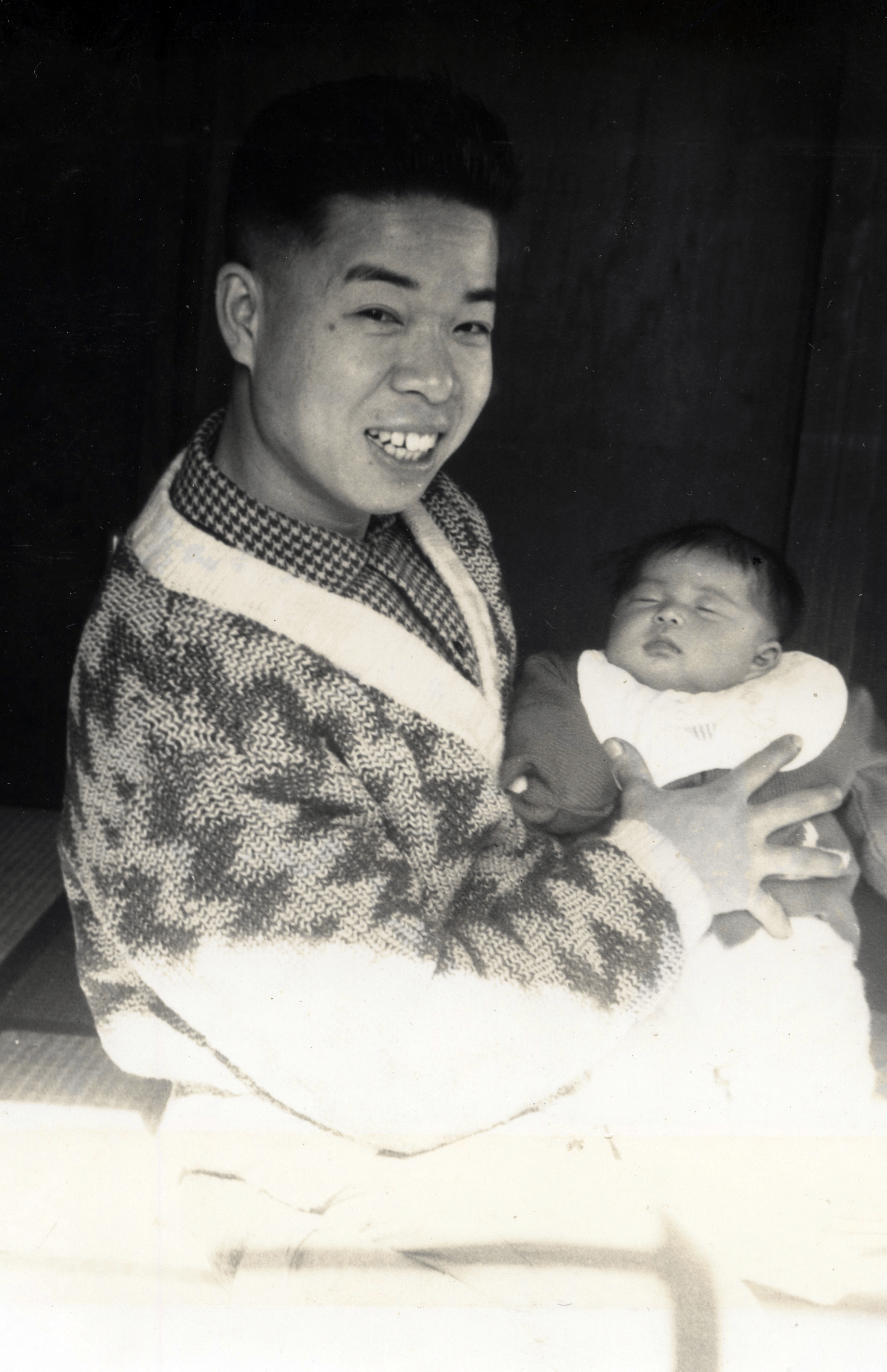 町工場を営んでいた両親のもと、ひとりっ子として生まれ育った