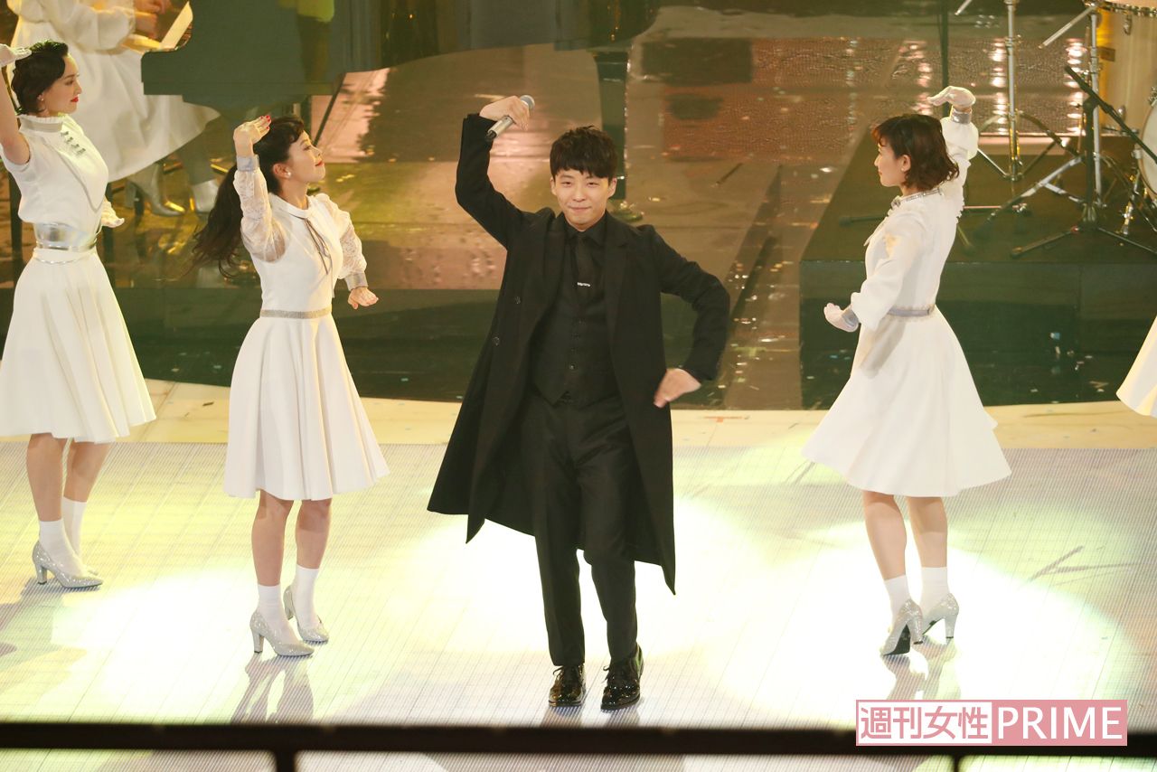 『第67回NHK紅白歌合戦』（’16年）。『逃げ恥』の主題歌『恋』で2年連続出場。審査員席でガッキーも「恋」ダンスを！　撮影／週刊女性写真班