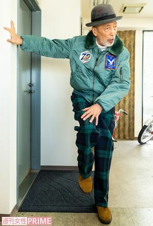 2024年11月、股関節の血流をよくする体操を続けているというテリー伊藤（撮影／佐藤靖彦）