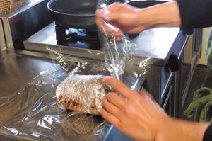 焼き色がついた肉をラップで二重にくるむ