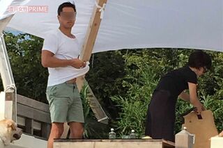 2016年7月、イケメン外国人と海沿いのカフェテラスでデートする滝川クリステル