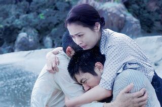 海に身を投げようとする裕之を助ける／『映画 太陽の子』（C）2021 ELEVEN ARTS STUDIOS