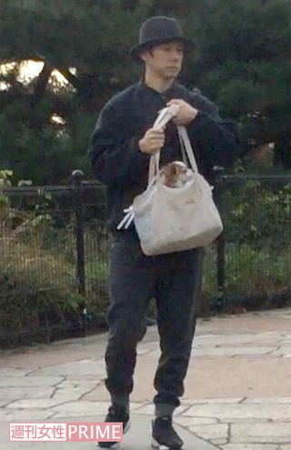 西島に気がつく人もいたが、家族の時間を楽しんだ。公園を出ると、そろって近くのカフェへ（'17年）