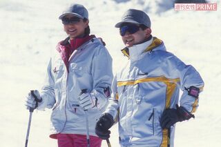 長野県の奥志賀高原スキー場でご趣味のスキーを楽しまれる天皇陛下と雅子さま（'01年）