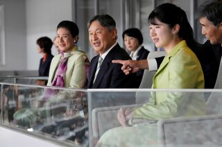 説明に耳を傾けられた天皇ご一家