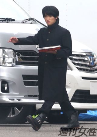 知念侑李 初主演映画のロケで見せた“似合わない”長ラン姿