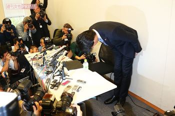 2016年2月、不倫騒動を謝罪する宮崎謙介元衆議院議員