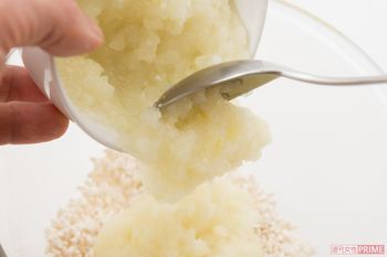 【玉ねぎ麹】工程（2）ボウルに米麹、塩を入れてよく混ぜ合わせ、（1）を汁ごと加える。　