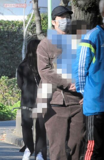 次女を抱っこして会場入りする田中圭