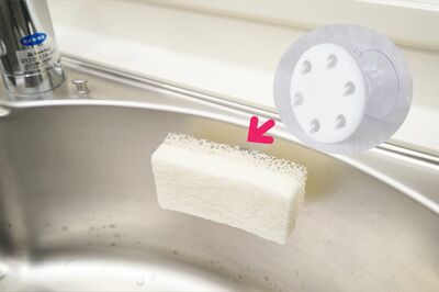 スポンジごと浮かす　写真／フジモリタイシ、ヒラヤマタイジロー（『スキマをうめる収納ルール』より）