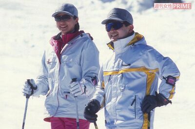 長野県の奥志賀高原スキー場でご趣味のスキーを楽しまれる皇太子さま（当時）と雅子さま（'01年）