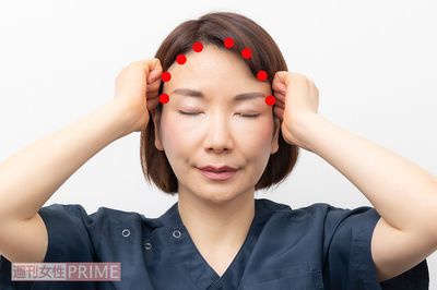 【STEP2】（2）1か所につき5回ほど、小さな円を描いてグリグリと刺激を与える。生え際に沿ってこめかみまでまんべんなく行う