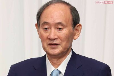 菅義偉元首相、最新ショットが「完全に石化」「明らかに様子がおかしい」衝撃の“硬直姿”に国民から悲鳴