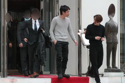 会食を終えて外に出てきた滝沢秀明と三宅健