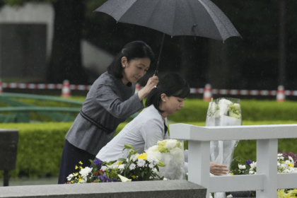広島市の平和記念公園にある原爆死没者慰霊碑に供花（2025年8月11日）