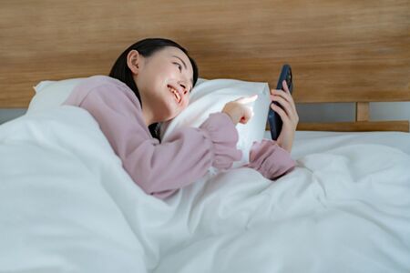 SNSによる絶え間ない刺激が、結果として精神的ダメージや睡眠の質が低下するなどの不調として表れる　※写真はイメージです