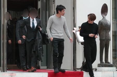 会食を終えて外に出てきた滝沢秀明と三宅健