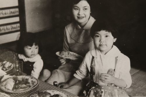 いつもおしゃれだった母、妹の知子さん（左）とよくお絵描きをして遊んだ６歳のころ