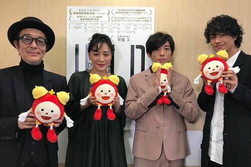 『めざましテレビ』番組キャラクターの『めざましくん』のぬいぐるみを雑に扱う高橋一生(右から2番目)