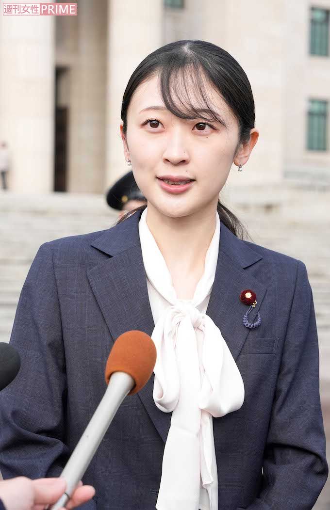 国会に初登院した村木汀氏。取材対応時の“パニック姿”が話題に