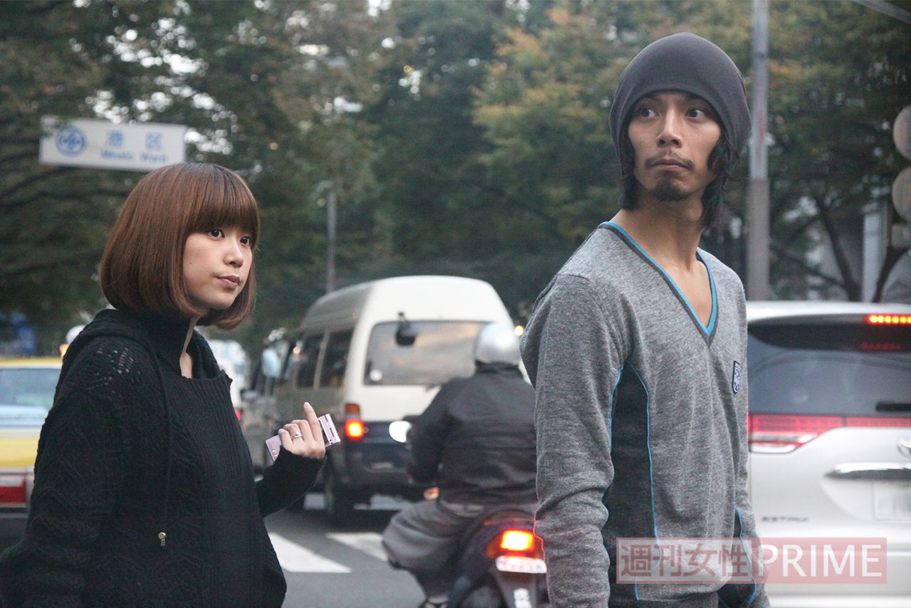 ’09年10月、都内で買い物をする水嶋ヒロ・絢香夫妻