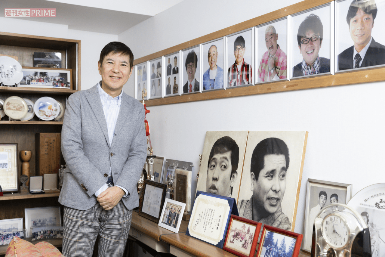 事務所の大先輩である萩本欽一、故・坂上二郎さんのパネルの前で。「要所要所で萩本さんからいただいたアドバイスのおかげでここまでくることができました」※撮影／矢島泰輔