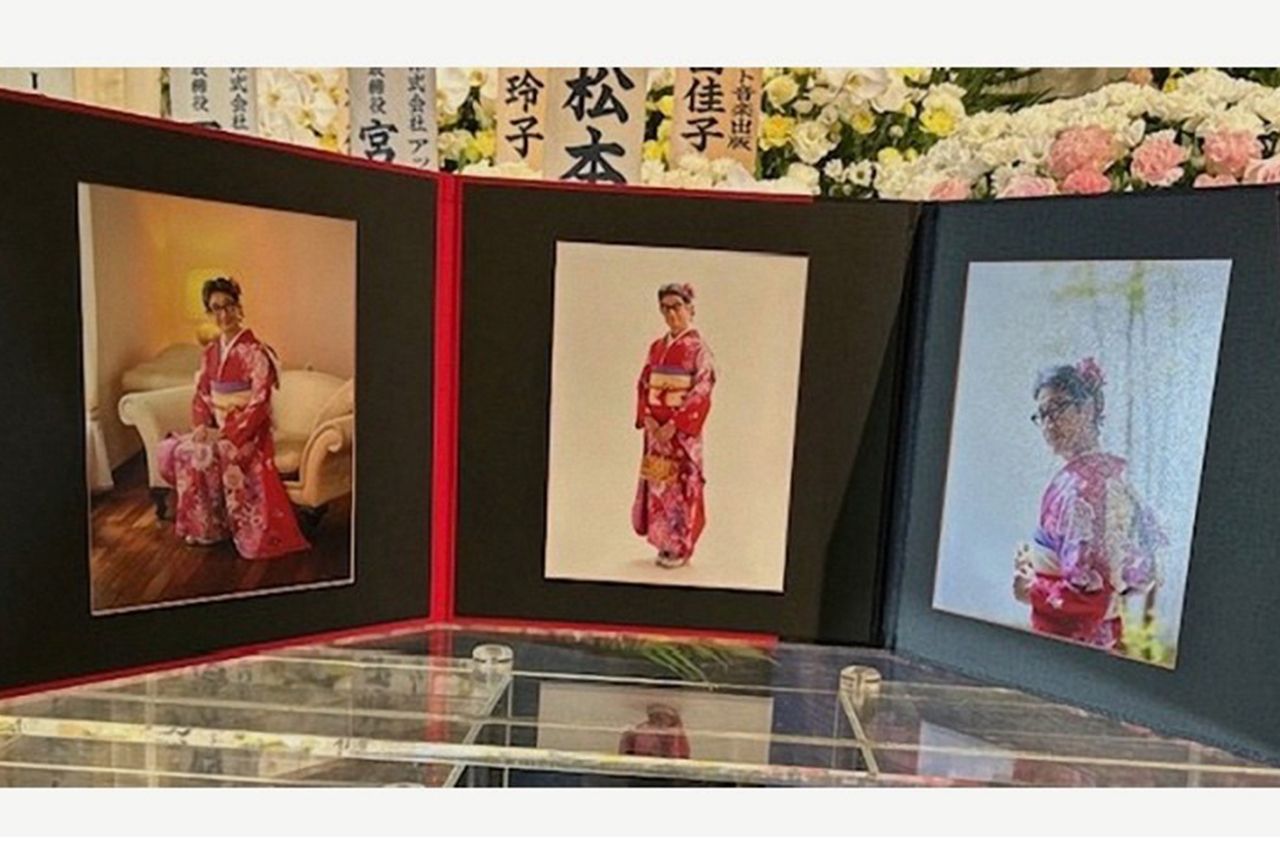 棺の横にあった振袖姿のKANさん