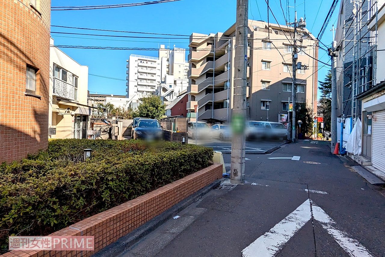 セクシービデオの撮影が行われるハウススタジオ近くの路地でも撮影が行われた