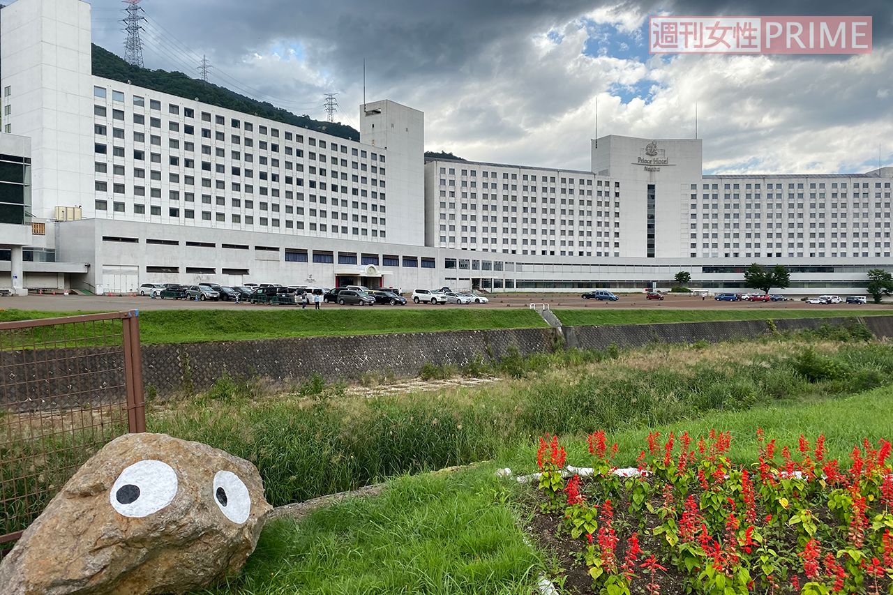 苗場プリンスホテル。駐車場の車の数も少ない（'20年8月）