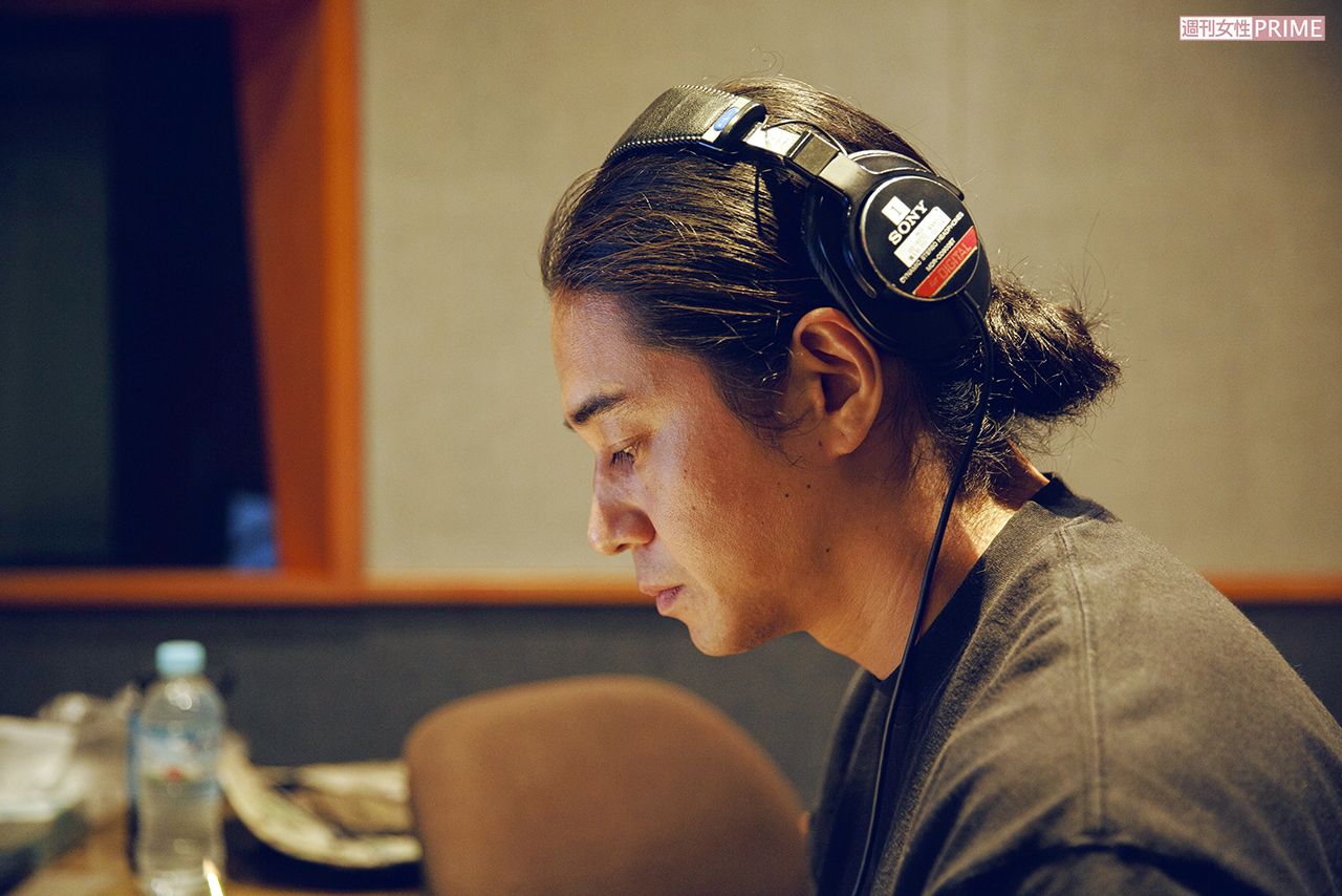 東出昌大がナレーションを担当。「人間こそ犬から学ぶことはたくさんあると思う」