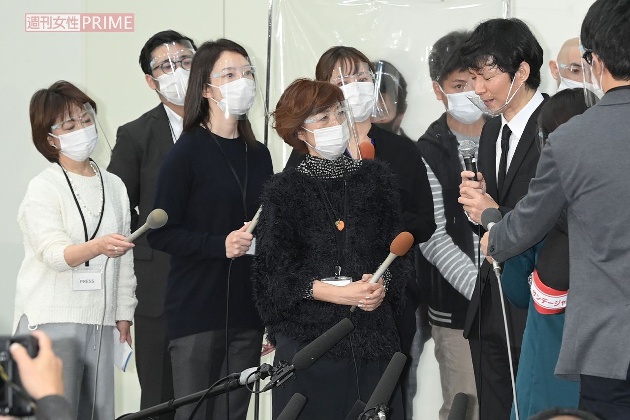 2020年12月、アンジャッシュ渡部建の不倫謝罪会見に立ち会う上路雪江リポーター（左から3人目）