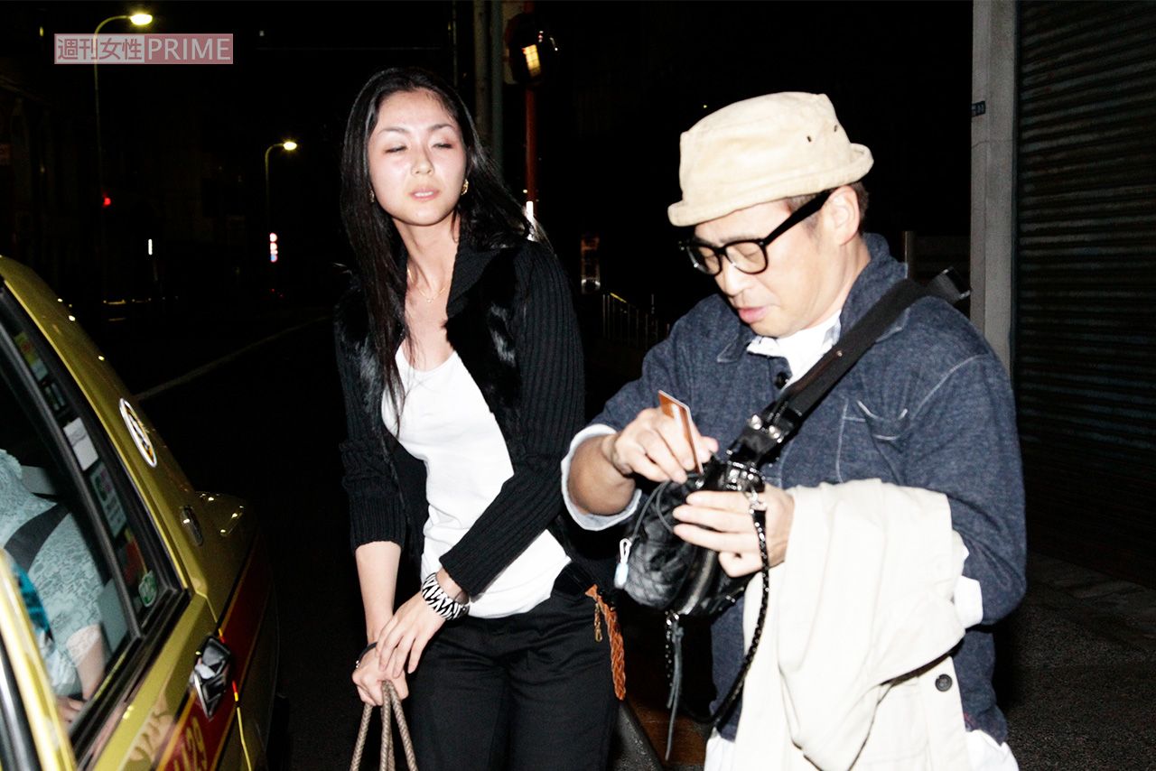 ラサール石井と32歳年下妻の桃圭さん（2011年11月）